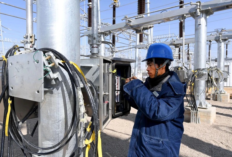 SF₆ Прекинувач: критична компонента на високонапонските електроенергетски мрежи, обезбедувајќи супериорни перформанси преку висока електронегативност и способност за гаснење лак 100 пати поголема од онаа на воздухот.