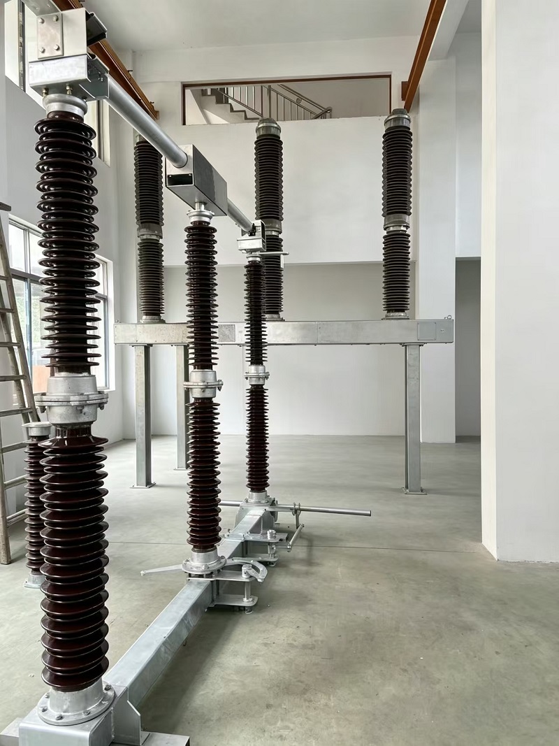 Прекинувач за исклучување од 220 kV за апликации на надворешна високонапонска трафостаница